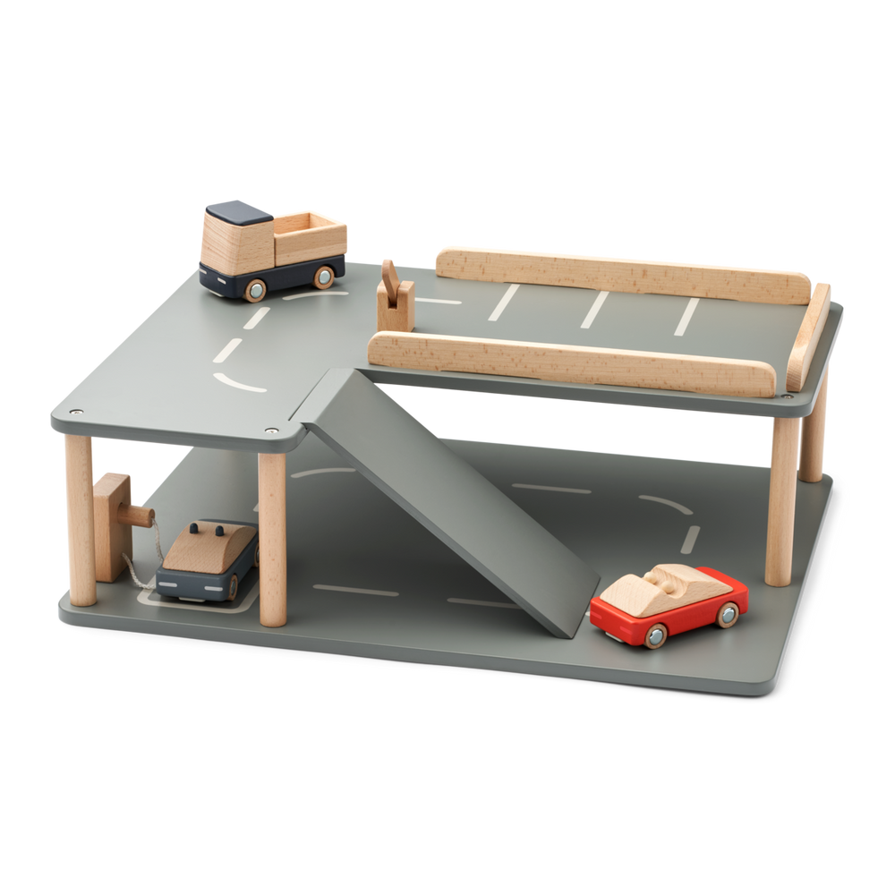 Village mit Parkhaus mit Autos aus Holz