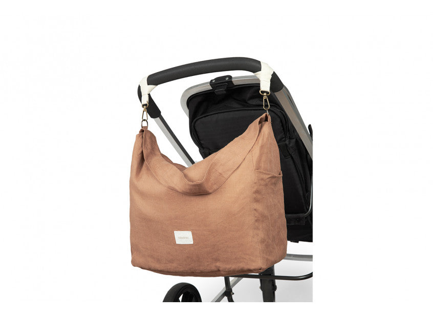 Lin Français Wickeltasche Nobodinoz aus Leinen Noisette am Kinderwagen
